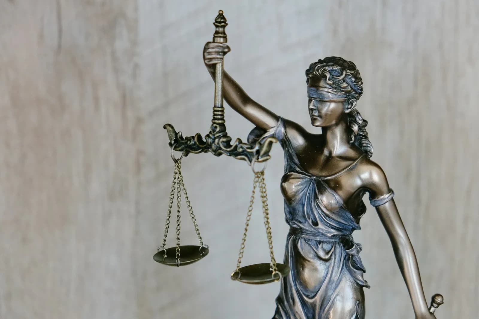 Justitia Statue symbolisiert Recht und Gerechtigkeit